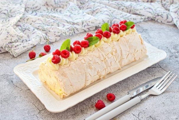 Меренговый рулет с заварным кремом: Нежное угощение без муки