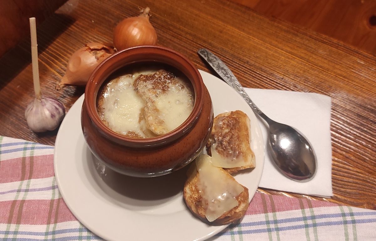 Французский луковый суп: способ забыть о холоде