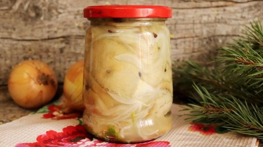Новый взгляд на соленые грибы: грузди с луком