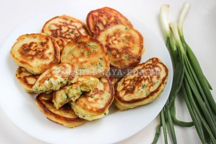 Оладьи с зеленым луком и яйцом