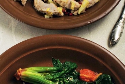 Нежный шпинат с помидорами и чесноком для настоящих гурманов