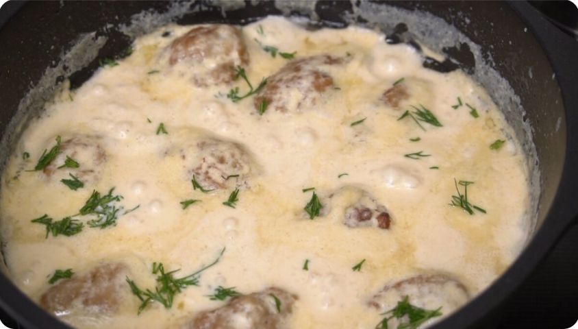 Котлеты в сливочно-сырном соусе: нежность и аромат за простые ингредиенты