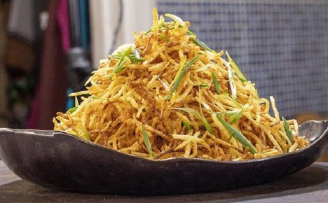 Салат «Муравейник»: как сделать новогодний стол незабываемым