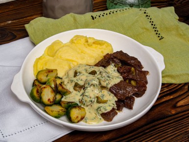 Вкусный ужин: говядина с картофелем и капустой в каперсовом соусе