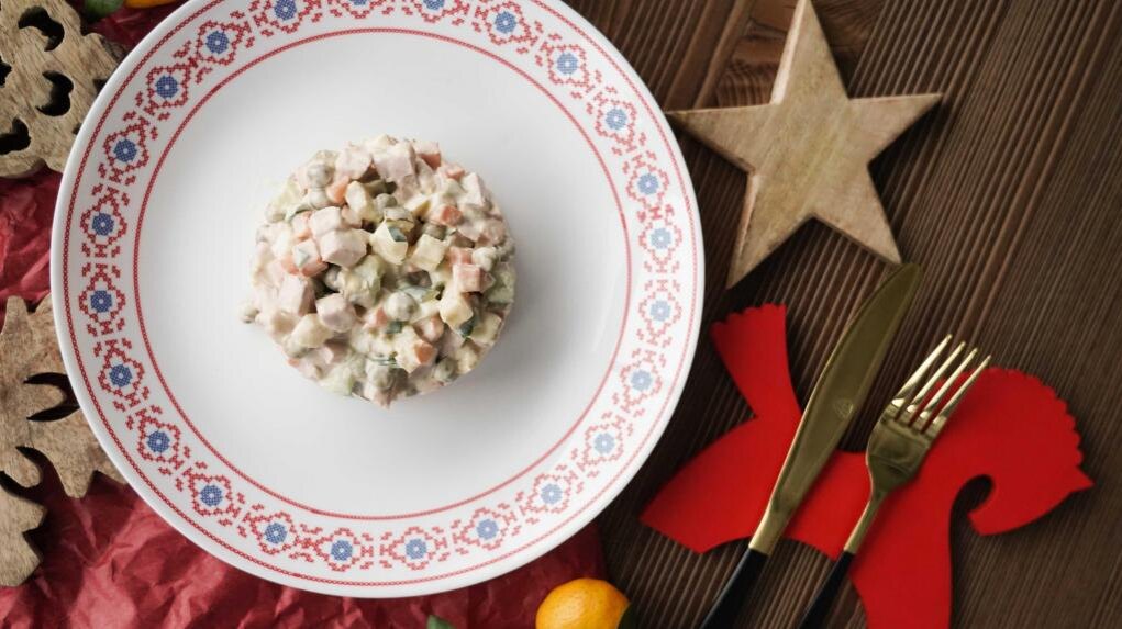 Как сэкономить на любимых новогодних салатах: советы и рецепты