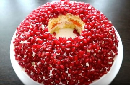 Праздничный салат Гранатовый браслет с курицей и орехами