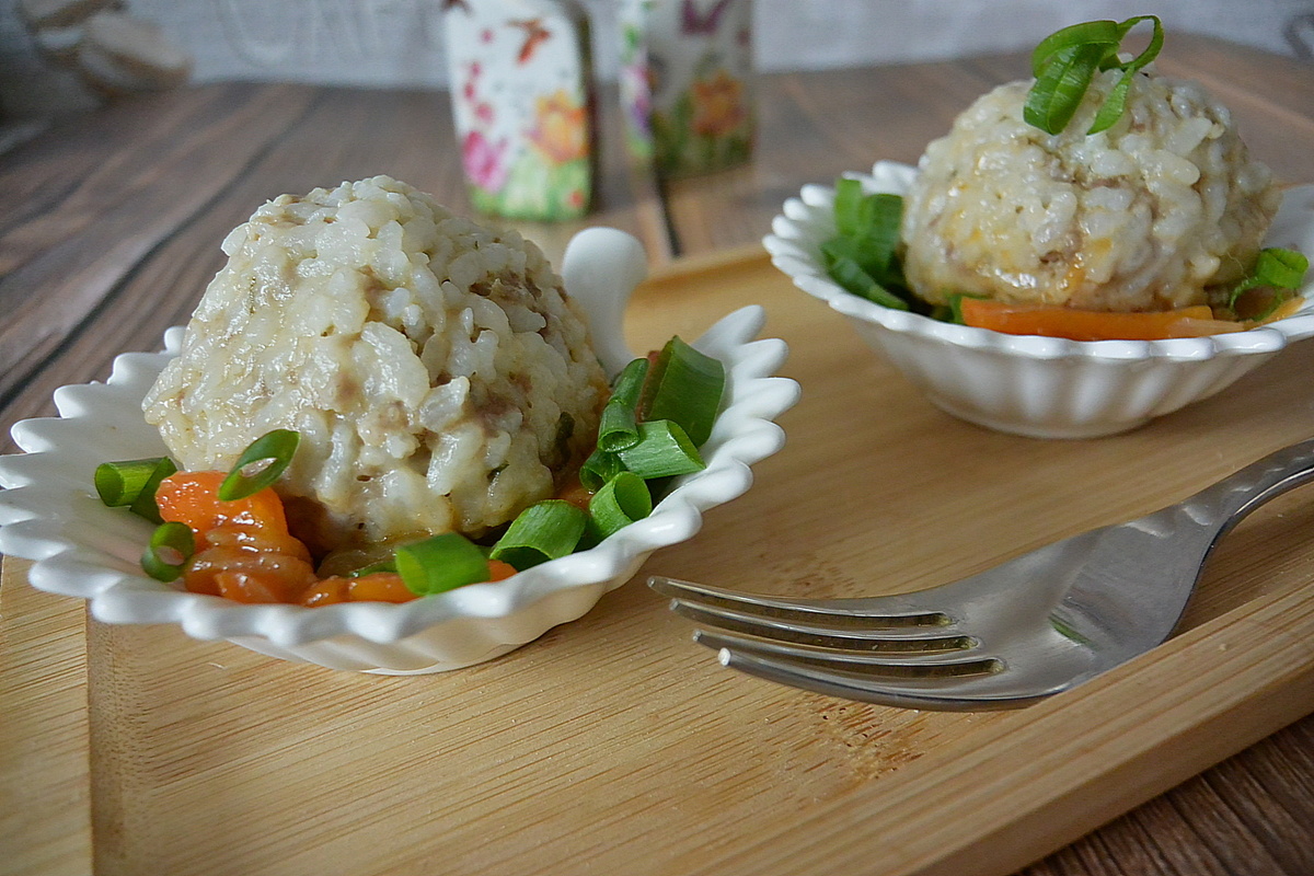 Ностальгия на тарелке: румяные ежики из фарша с рисом