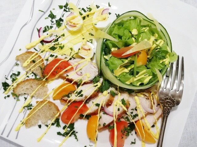 Цезарь с курицей: Искусство подачи и приготовления салата