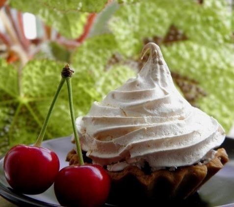 Тарталетки с вишней и меренгой: Идеальное сочетание вкусов