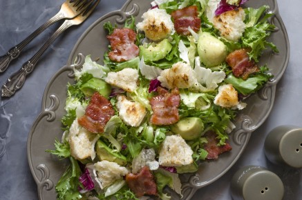 Салат с беконом и авокадо: быстро, вкусно и эффектно