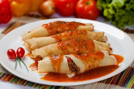 Нежные блинчики с куриными желудочками и томатами для всей семьи