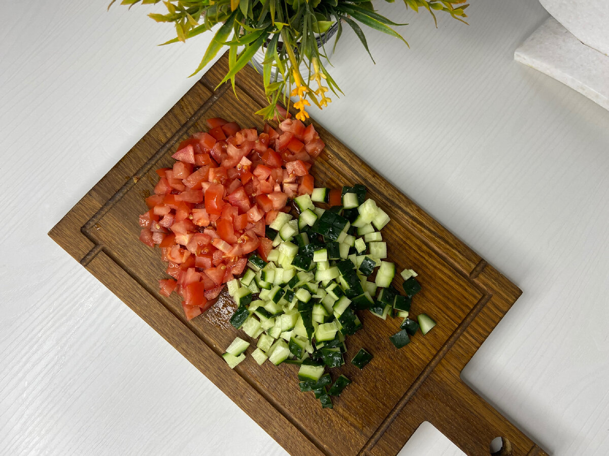 Салат с помидорами и огурцами - идеальная закуска к шашлыкам