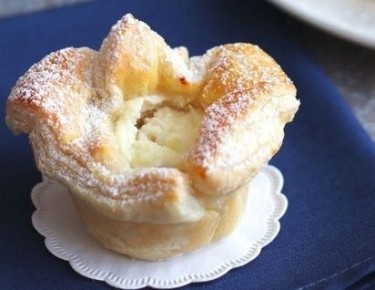 Нежный творожно-грушевый десерт в слоеных корзиночках