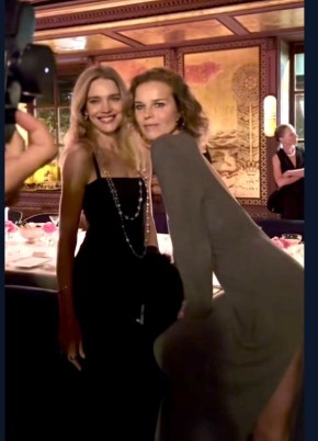 Загадочный джин и вечер моды: как Наталья Водянова заворожила Париж