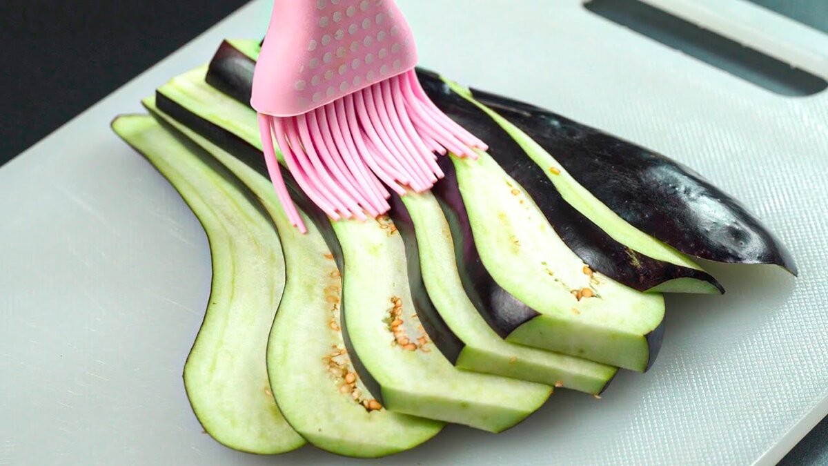 Как порадовать гостей: прекрасные рулетики из баклажанов с секретным ингредиентом