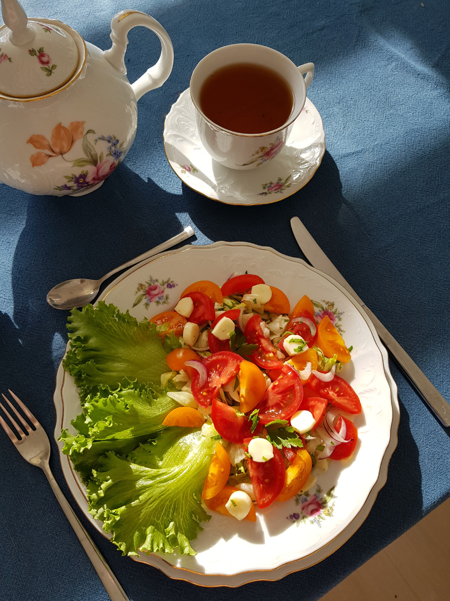 Летний салат с помидорами и сыром сулугуни для радости и свежести