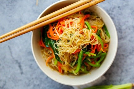 Салат с фунчозой