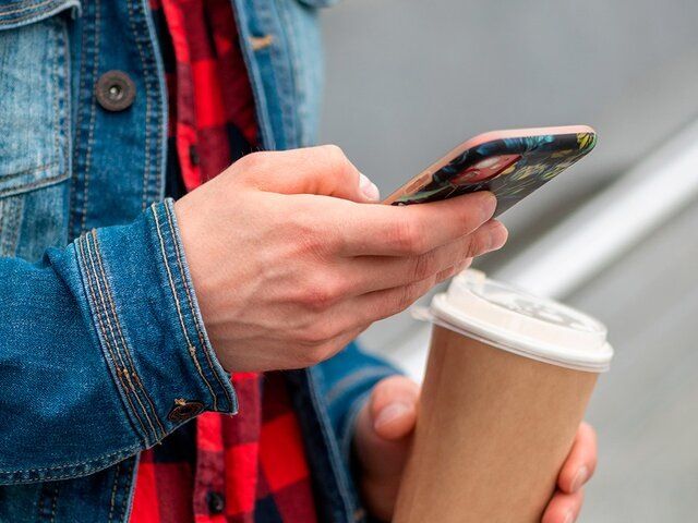 Курьеры Москвы выбирают любимый кофе и вафельные трубочки