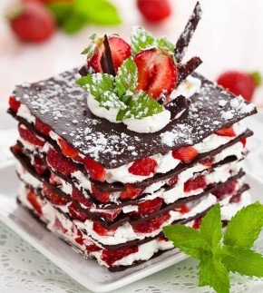 Летнее угощение: шоколадный торт с клубникой на любой праздник