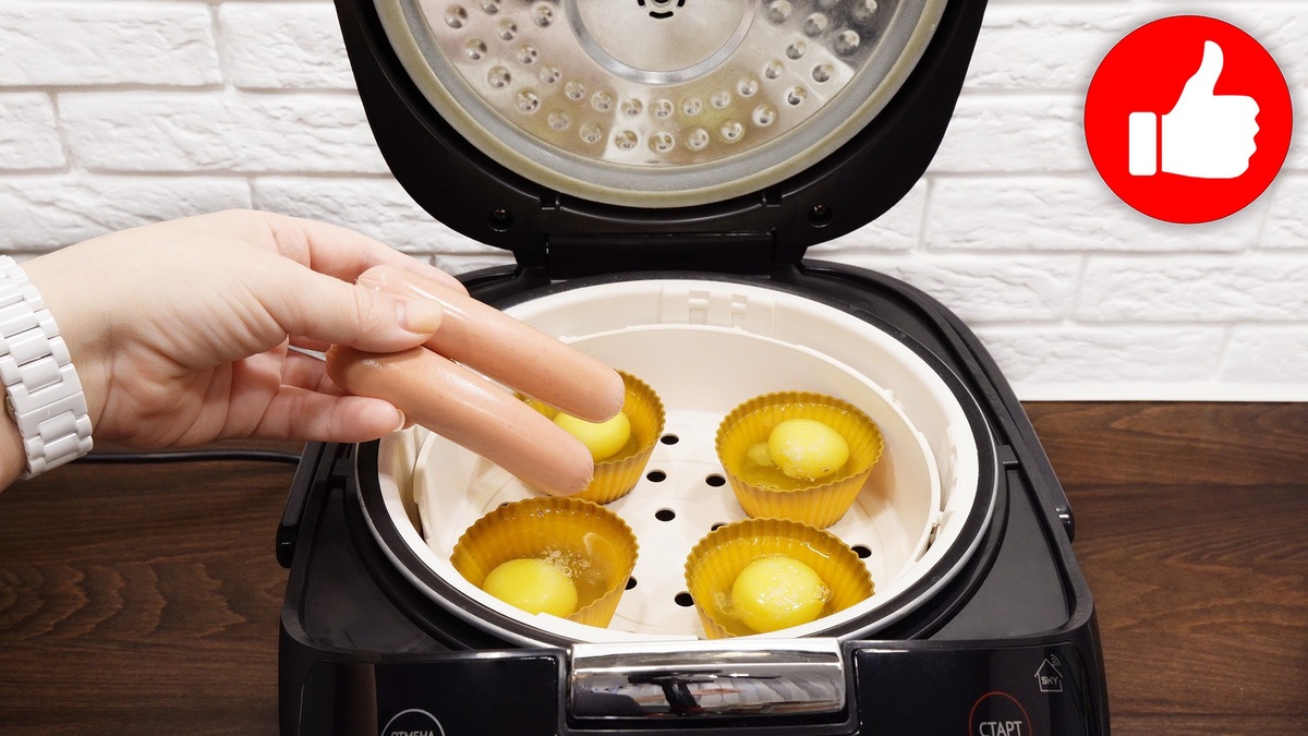 Наслаждайтесь быстрым обедом: яйца с сосисками на пару в мультиварке