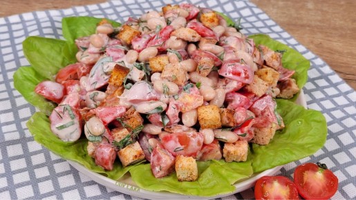 Как приготовить легкий и аппетитный салат с помидорами