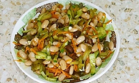 Волшебство зимнего салата: фасоль и соленые огурцы для уютного стола