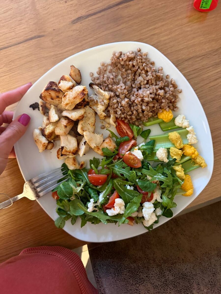 Обычные блюда без лишних формальностей: как накрыть стол без стресса