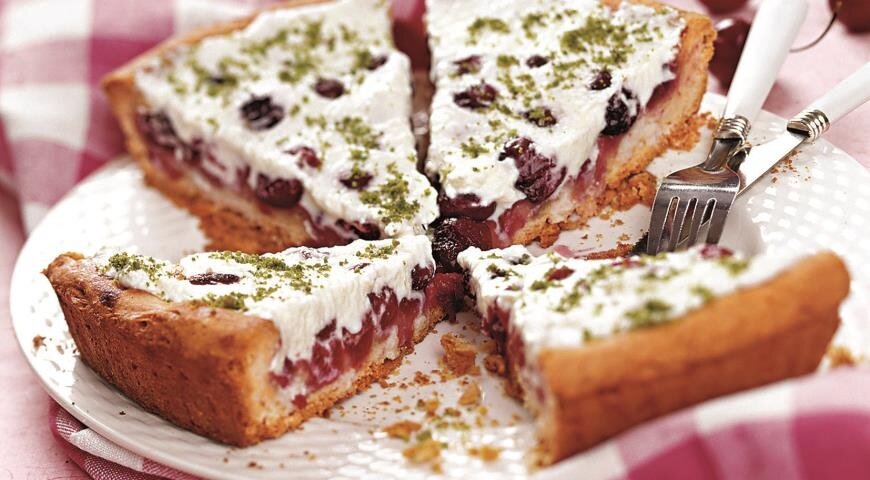 Нежный пирог с черешней и миндальным кремом для летних вечеров