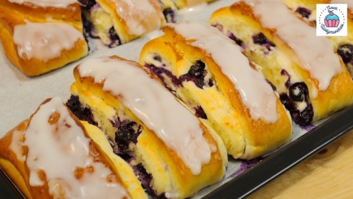 Пухлые булочки с творогом и ягодами: как легко их приготовить