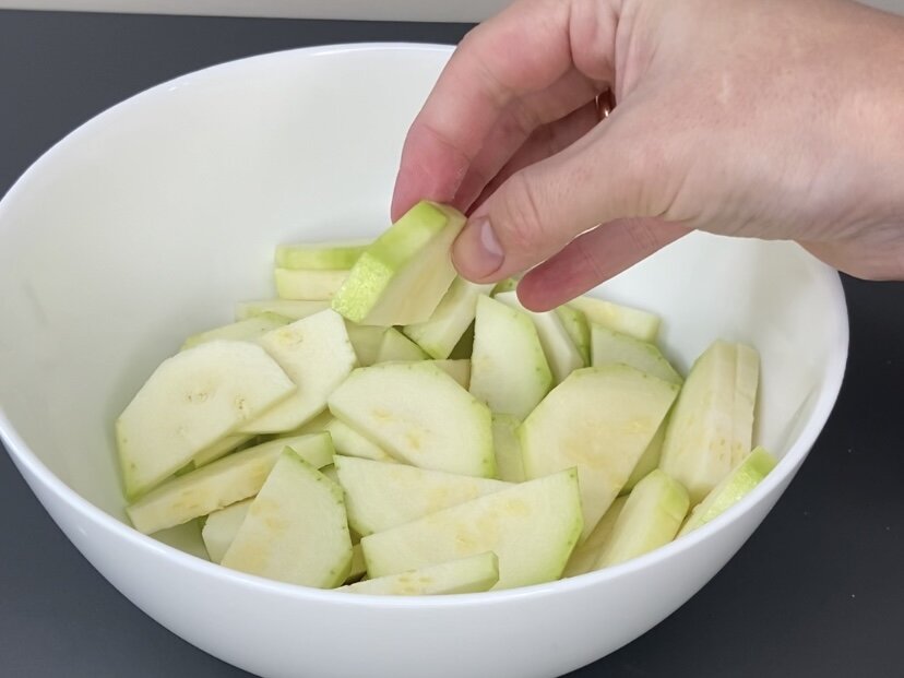 Кабачковая закуска с чесночным ароматом: легкий и вкусный салат «половинки»