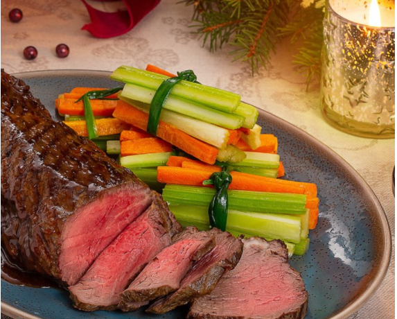 Праздничная говядина с карамельным соусом и овощными вязанками