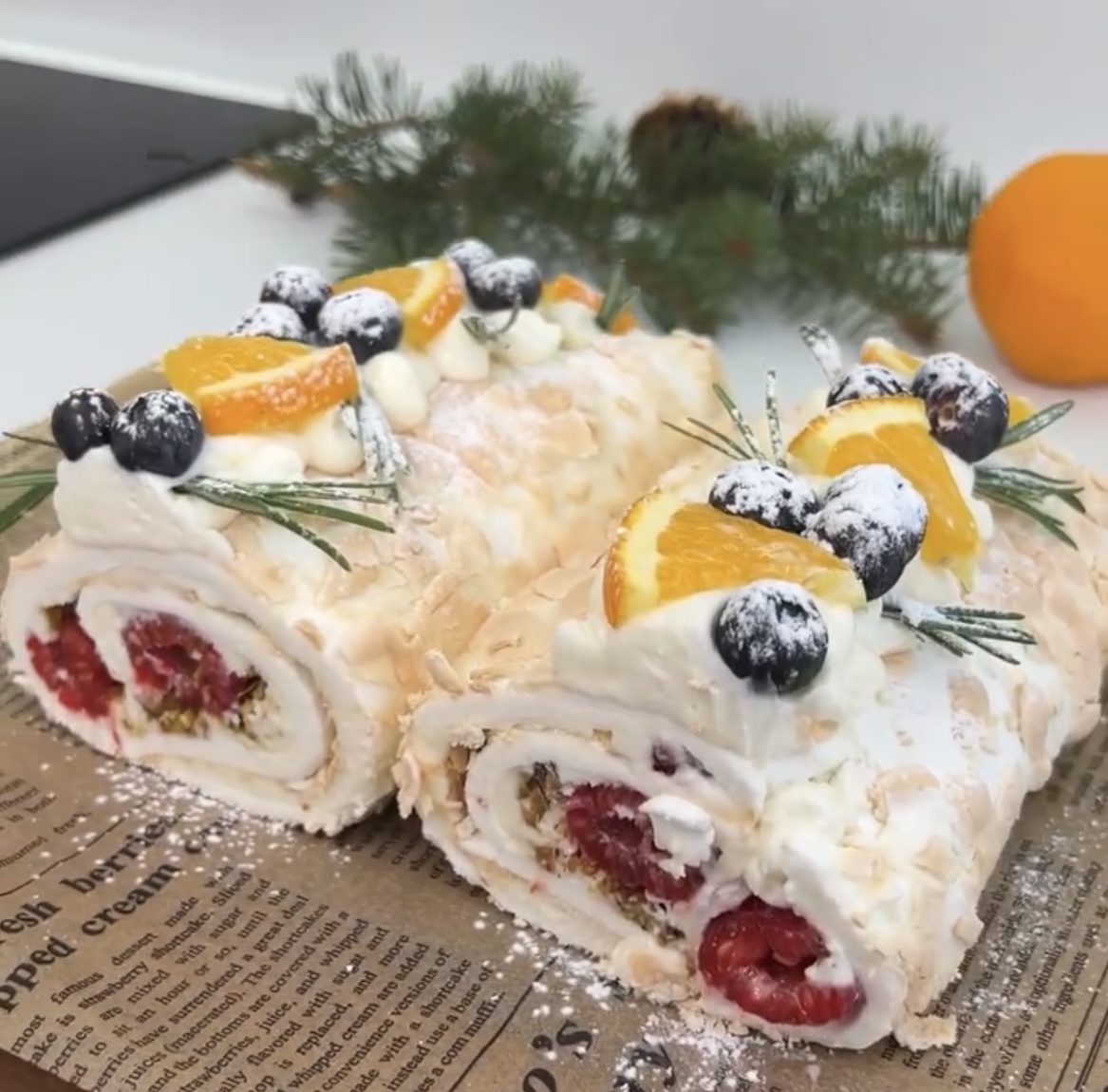 Нежный меренговый рулет с ягодами: легко и вкусно