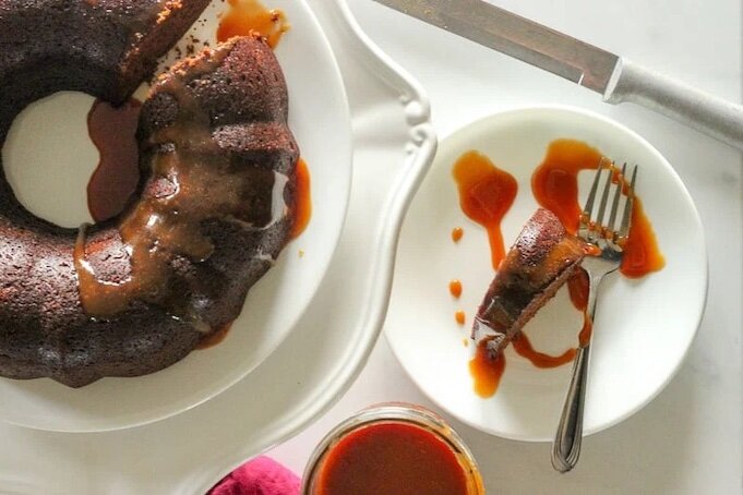 Имбирная коврижка с соленой карамелью: идеальный десерт для зимних вечеров