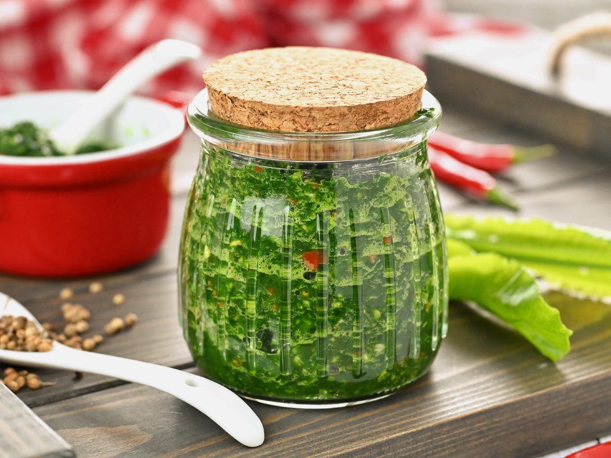 Необычная аджика из листьев хрена: просто, вкусно и полезно