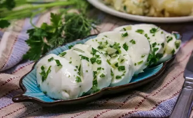 Ароматное преображение моцареллы: секреты маринования в масле с зеленью