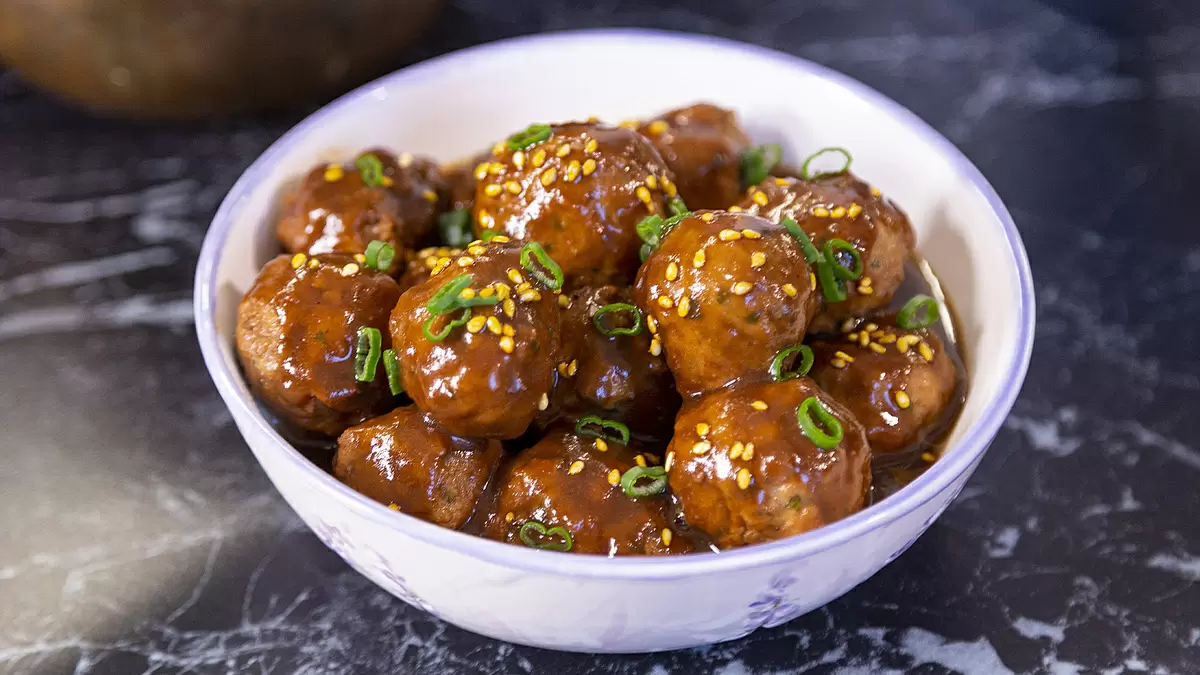 Нежные фрикадельки в соусе: простое и вкусное лакомство