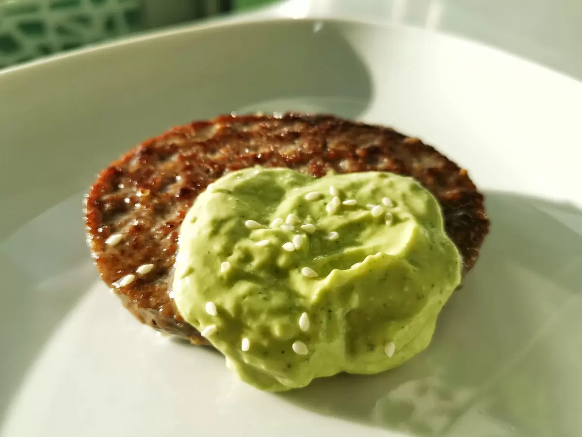 Как мятный соус с легкостью освежает мясные блюда: простой рецепт