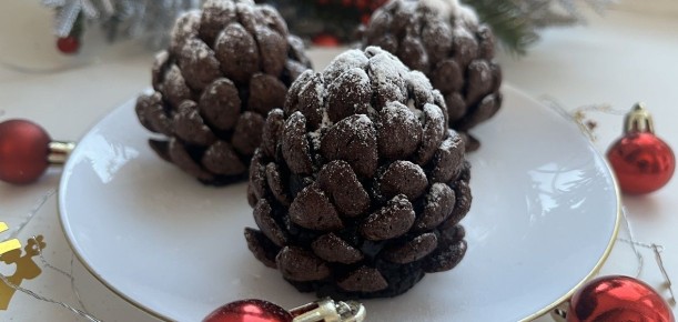 Необычные десерты для новогоднего стола: готовим шишки из печенья