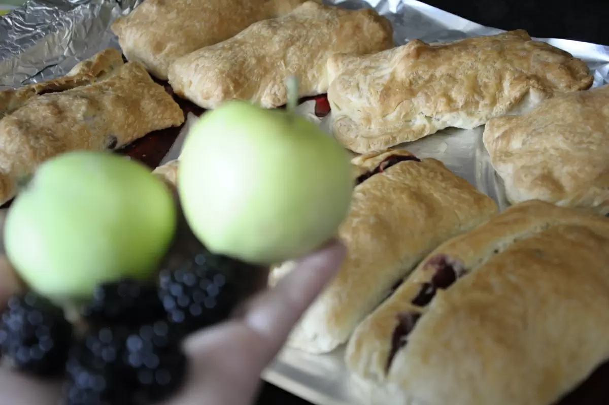 Летние слойки с ягодами: простой и быстрый рецепт для всей семьи