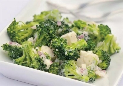 Нежный салат из брокколи с курицей для вашего стола