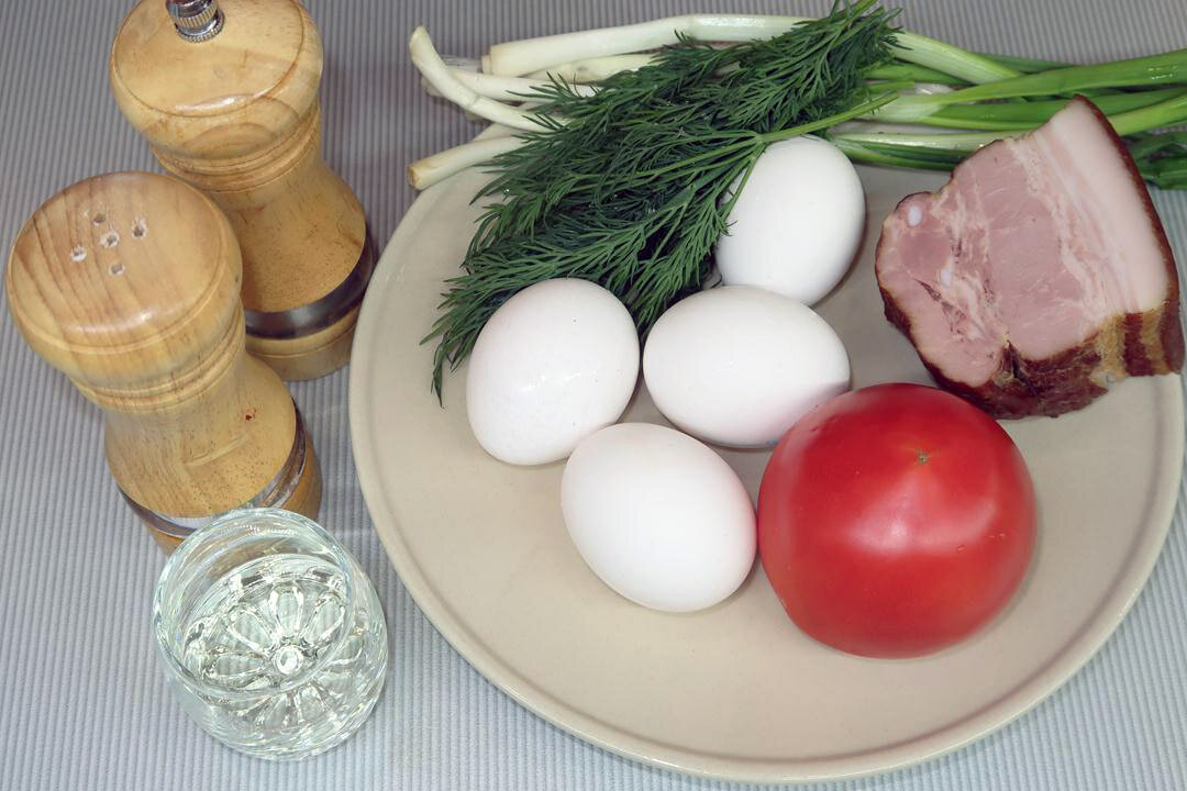 Вкусный завтрак: яичница с копчёной грудинкой и помидорами