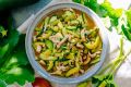Вкусный жареный цыпленок с хрустящими цукини