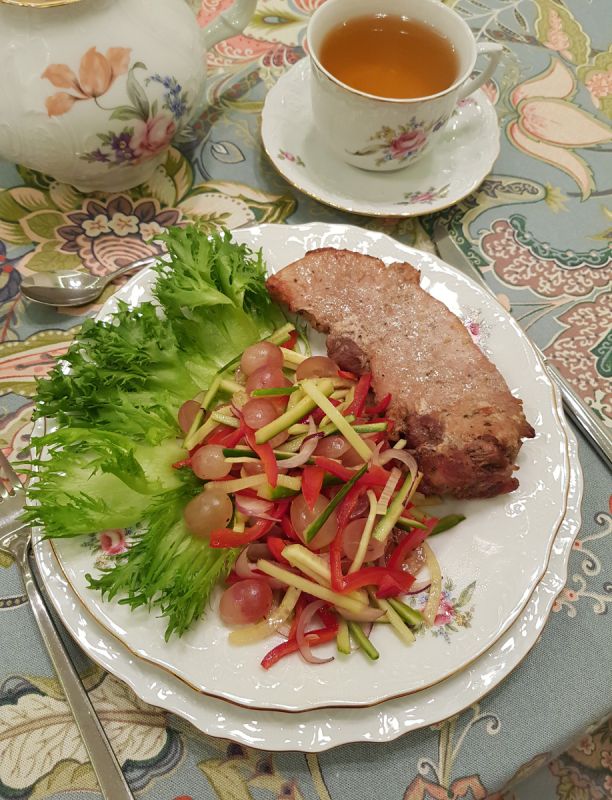 Необычный вкус: свинина в апельсиновом маринаде и свежий овощной салат