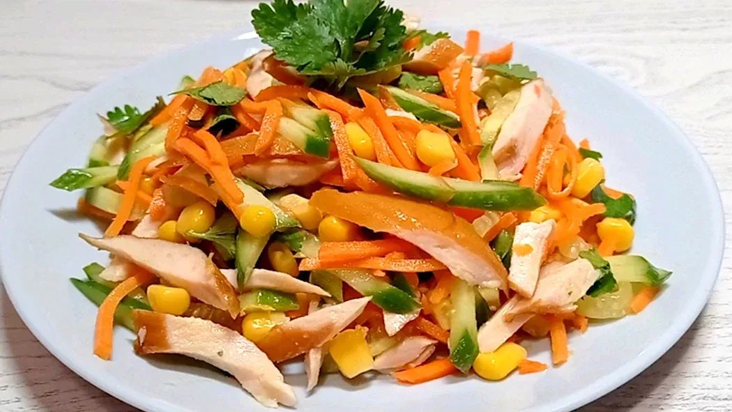Яркий салат с копченой курицей и морковью по-корейски