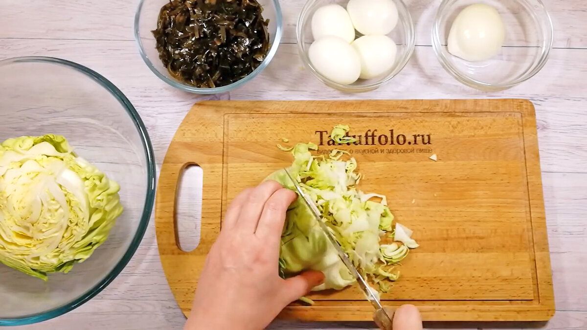 Необычный салат из капусты и морской капусты